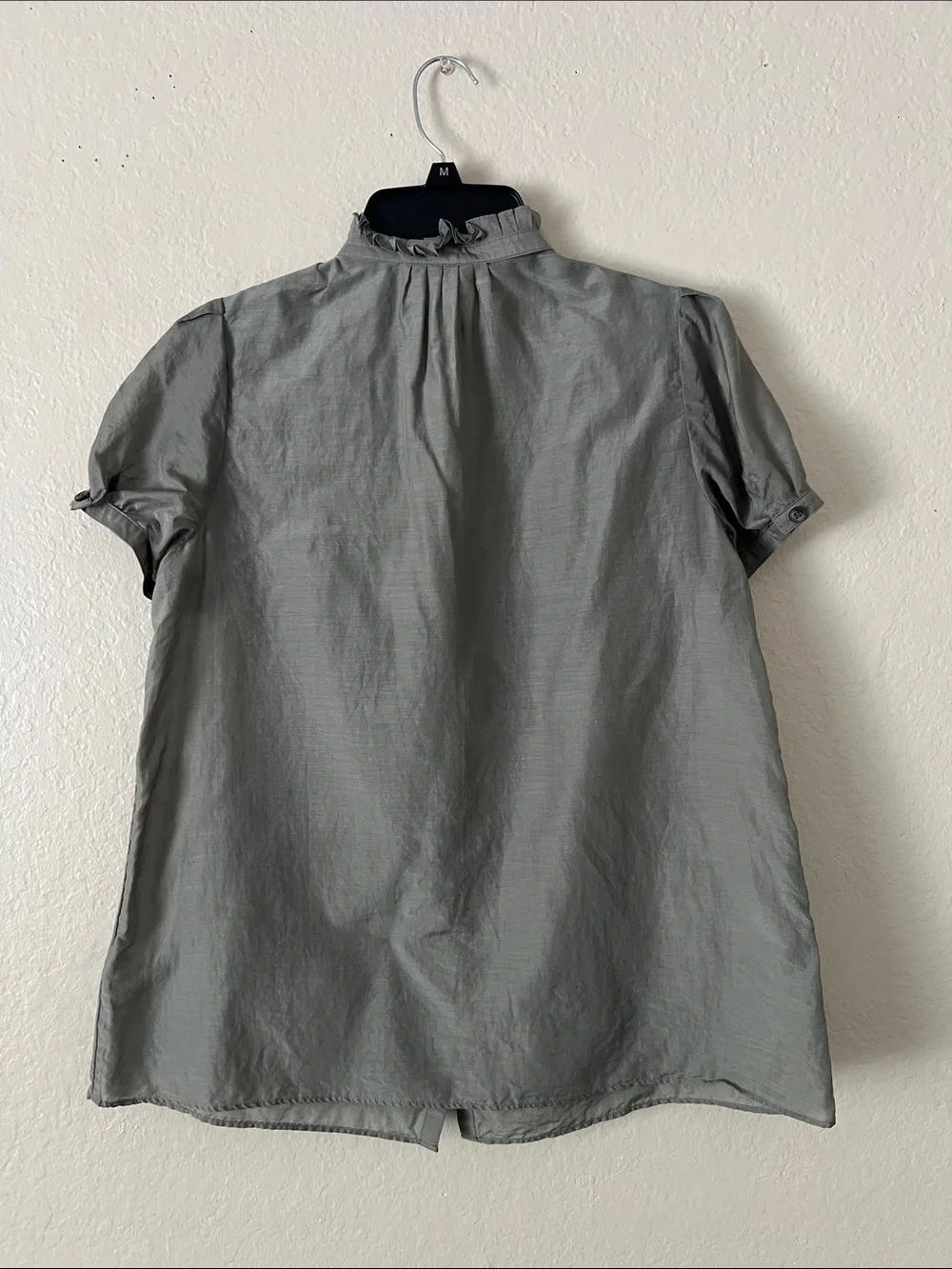 EUC BANANA REPUBLIC Cotton/Silk Blend Ruffled Front Short Sleeve Blouse Gray M